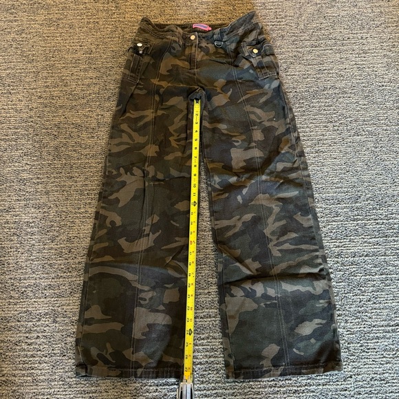 Edikted Aya Low-Rise Cargo Pants - Picture 5 of 10